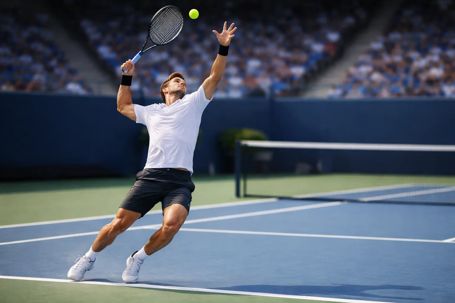 Tenista profesional ejecutando un saque potente en pista dura